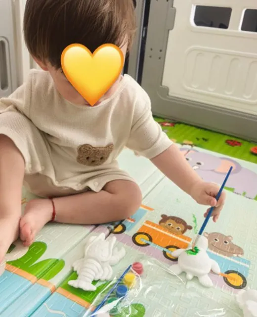Bebé jugando con juguetes en el suelo