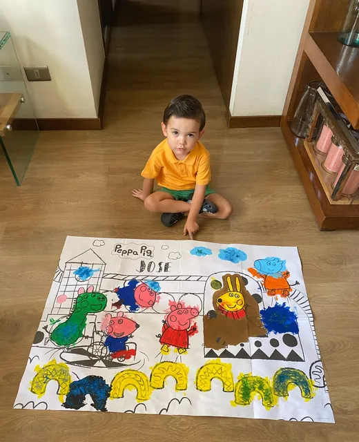 Niño jugando sobre una lámina de actividades en el suelo