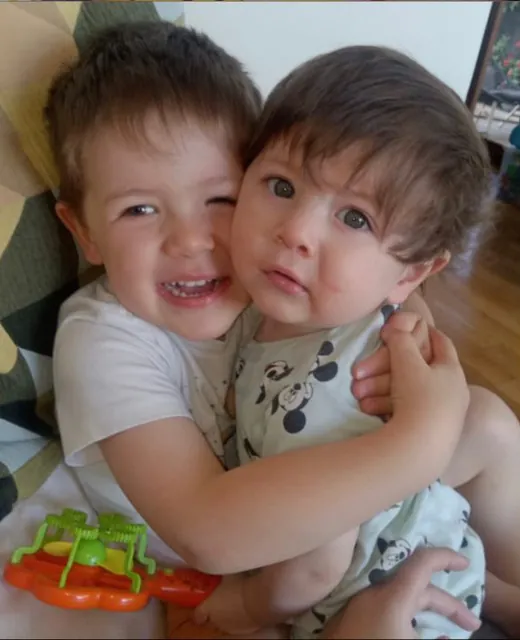 Dos niños abrazados