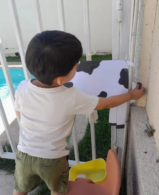 Niño explorando en el patio