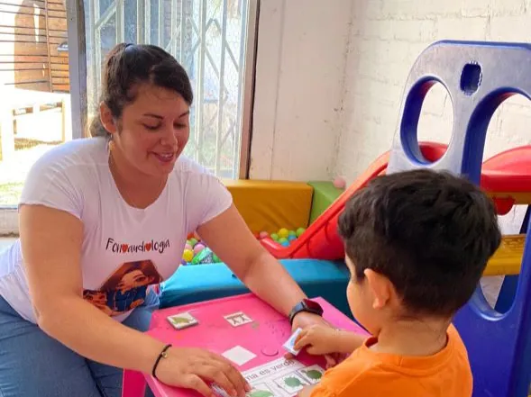 Profesional jugando con un niño en su casa