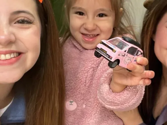 Profesional junto a una niña sonriente