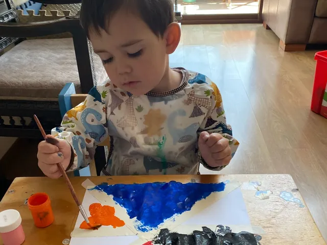 Niño pintando una lámina durante una actividad de aprendizaje