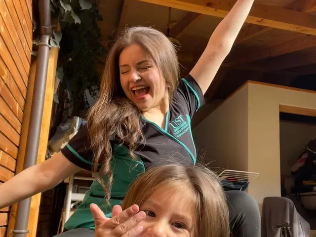 Dos niñas jugando juntas y riendo